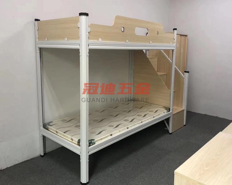 上下鋪鐵床在梯步的穩(wěn)固性與連接設(shè)計(jì)上需注意？